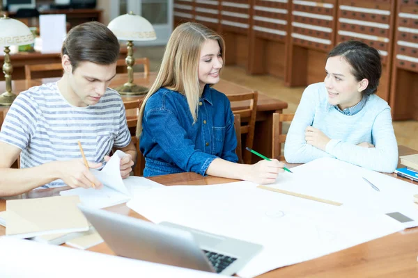 Positieve Optimistisch Vriendengroep Tekenen Schets Samen Bespreken Klassen Bibliotheek Universiteit — Stockfoto