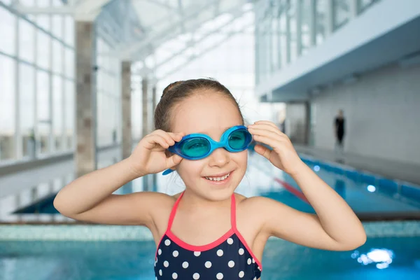 Портрет Веселих Збуджених Красивих Дівчат Регулюють Окуляри Плавання Перед Тренуванням — стокове фото
