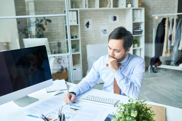 Hombre Elegante Trabajando Escritorio Con Papeles Que Parecen Concentrados Profesionales — Foto de Stock