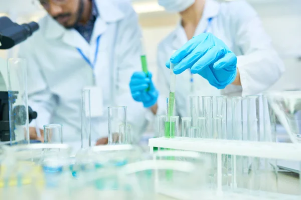 Close Van Onherkenbaar Medisch Assistent Beschermende Handschoenen Reageerbuisjes Van Groene — Stockfoto