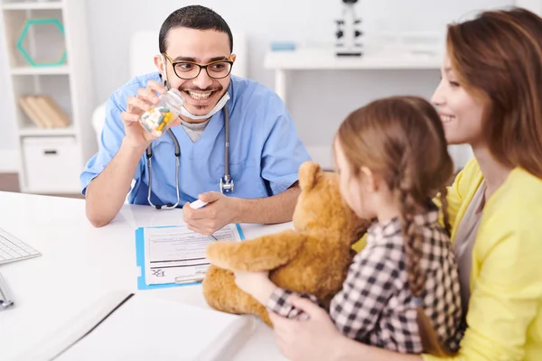 Ritratto Giocoso Pediatra Mediorientale Che Offre Vitamine Alla Bambina Sorride — Foto Stock