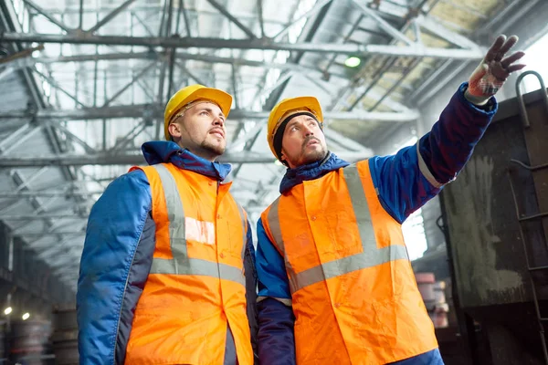 Låg Vinkel Professionella Ingenjörer Som Bär Uniform Och Skyddande Hjälmar — Stockfoto