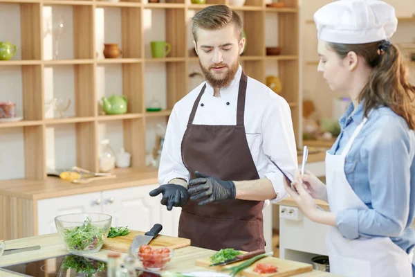 Retrato Dos Cocineros Profesionales Que Trabajan Cocina Del Restaurante Discutiendo — Foto de Stock