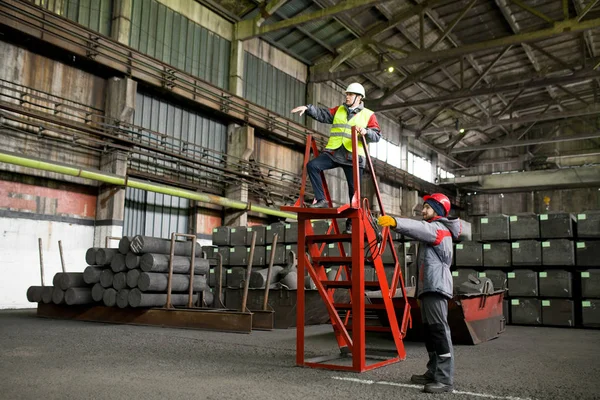 Hardhats 現代産業のワーク ショップは コピーの領域での作業を着て 人のエンジニアの広角の肖像画 — ストック写真