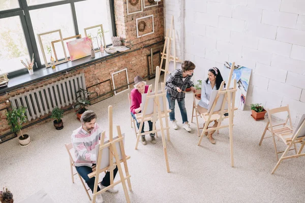 Ovan Visa Porträtt Studenter Målning Sitter Vid Stafflier Art Studio — Stockfoto