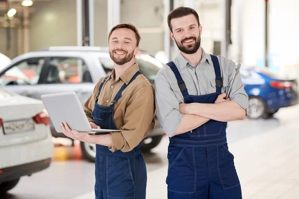 Cintura Hacia Arriba Retrato Dos Trabajadores Barbudos Guapos Sonriendo Cámara — Foto de Stock