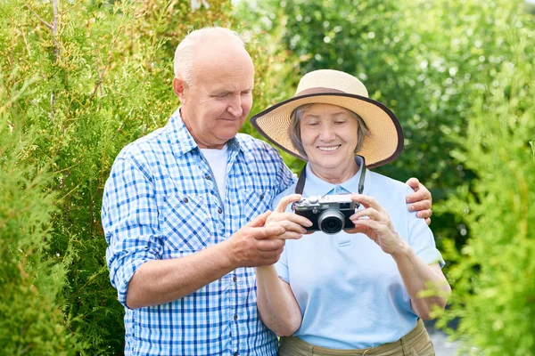 Portrait Senior Tourist Couple Looking Pictures Using Photo Camera Vacation — Stock Photo, Image