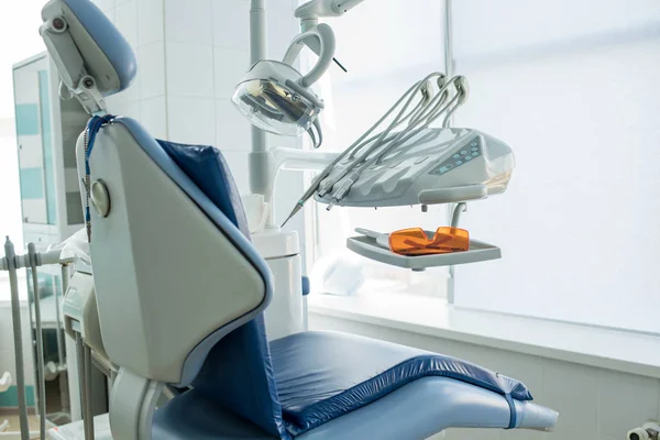 モダンな椅子と歯科医師の現代的なキャビネットの中の楽器のコレクション — ストック写真