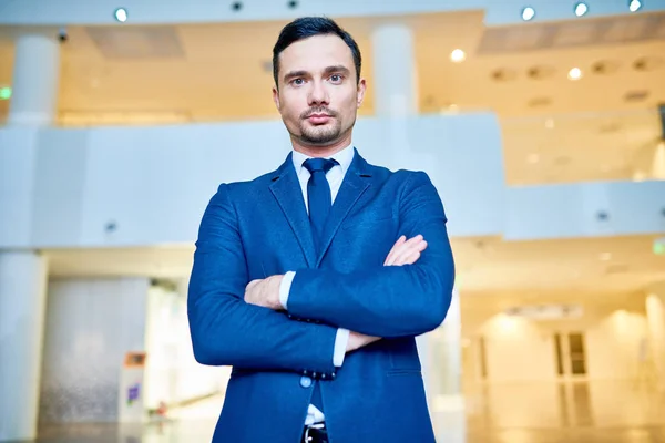 Cintura Retrato Sucesso Jovem Empresário Vestindo Terno Azul Posando Com — Fotografia de Stock