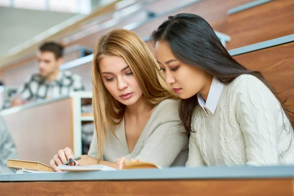 Dos Hermosas Chicas Leyendo Notas Sentadas Escritorio Sala Conferencias Universidad — Foto de Stock