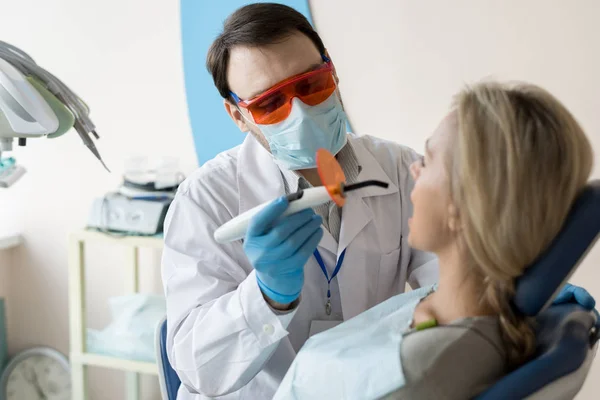 Dentista Profissional Dente Enchimento Usando Luz Ultravioleta Trabalhando Com Mulher — Fotografia de Stock