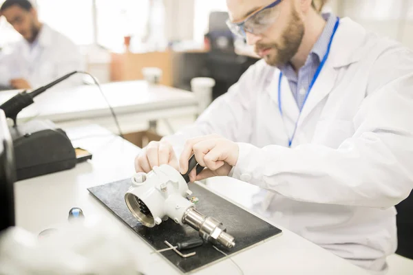 Ernstige Drukke Mannelijke Ingenieur Laboratoriumjas Monteren Van Moderne Manometer Met — Stockfoto