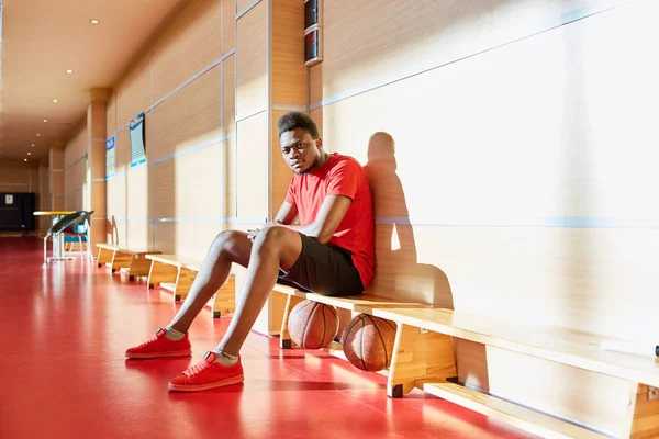 Beau Afro Américain Uniforme Basket Regardant Caméra Tout Étant Assis — Photo