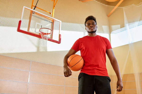 Hombre Afroamericano Guapo Sosteniendo Pelota Mirando Cámara Mientras Está Pie — Foto de Stock