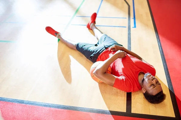 Hombre Afroamericano Con Pelota Baloncesto Manteniendo Los Ojos Cerrados Mientras — Foto de Stock