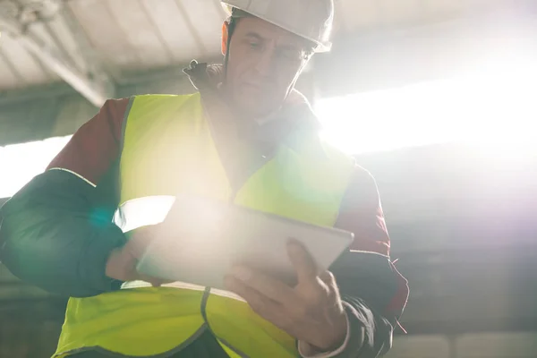 Låg Vinkel Porträtt Mogen Ingenjör Bär Hardhat Använda Digitala Surfplatta — Stockfoto