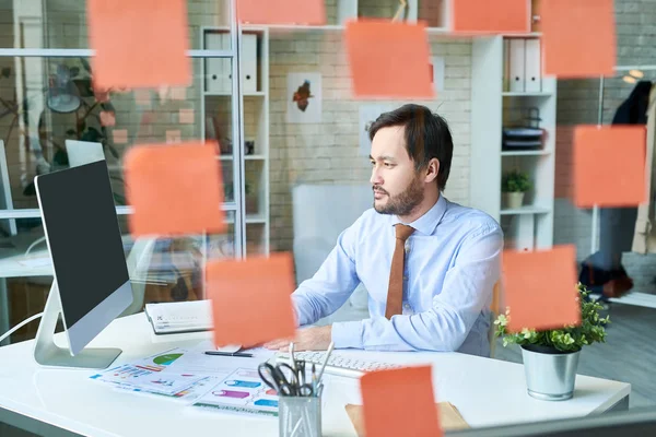 Tiro Hombre Negocios Confiado Utilizando Ordenador Oficina Sentado Detrás Vidrio — Foto de Stock