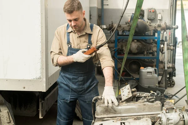 Joven Profesional Guapo Reparador Caucásico Haciendo Mantenimiento Camión Tanque Gas — Foto de Stock