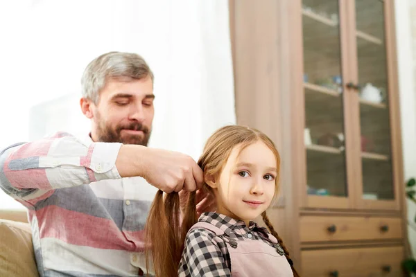 Homme Barbu Âge Moyen Assis Sur Canapé Tressant Les Cheveux — Photo