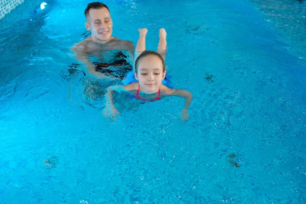 Lächelnd Zufrieden Schwimmtrainer Stolz Auf Neue Studentin Lernen Auf Dem — Stockfoto