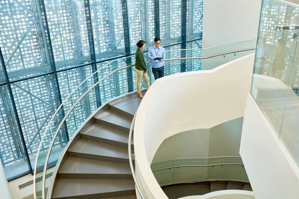 Interior Edifício Escritório Espaçoso Com Escada Concreto Espiral Design Elegante — Fotografia de Stock