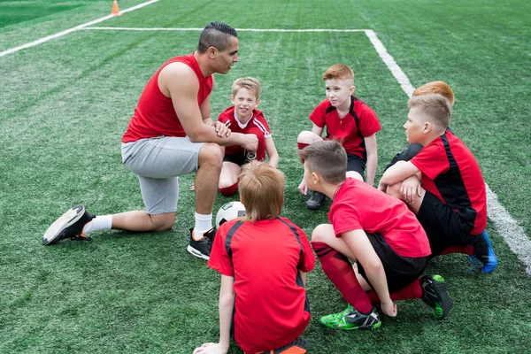 Ganztägiges Porträt Eines Jungen Trainers Der Vor Einem Fußballspiel Freiluftstadion — Stockfoto