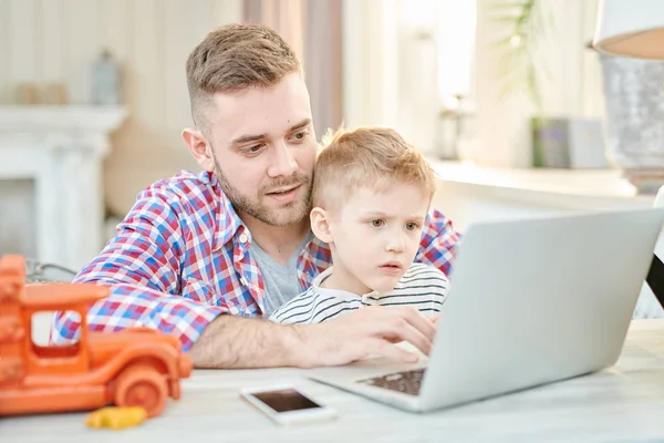 Quente Tonificado Retrato Bonito Pai Ensinando Filho Como Usar Laptop — Fotografia de Stock