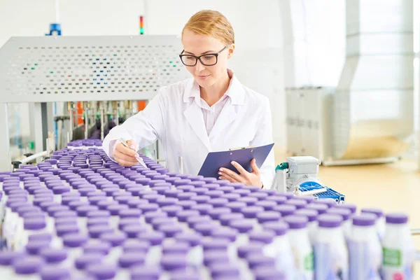 Bastante Tecnólogo Con Anteojos Capa Blanca Comprobando Calidad Beber Yogures — Foto de Stock