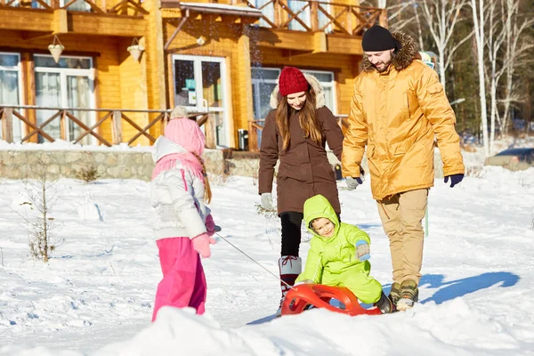 Junges Kaukasisches Paar Spaziert Mit Kleinen Kindern Einem Schönen Wintertag lizenzfreie Stockfotos