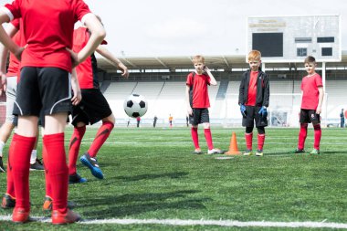 Genç futbol takımı uygulama, üç genç erkek sırada, kopya alanı bekliyoruz odaklanmak tam uzunlukta portresi