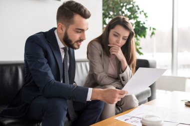 Belgeler Ofis, Genç ve güzel kadın sözleşme okuma odaklanmak tartışırken iki modern iş adamları portresi