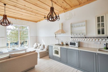 Geniş açı atış modern mutfak iç gri sayaçları ve set minimalist İskandinav tasarımı, kopya alanı, beyaz mobilya ile kimse