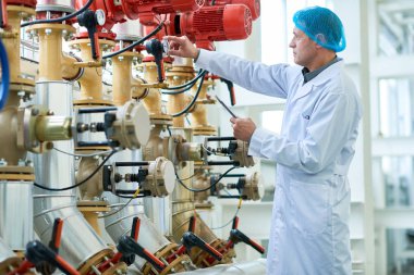 Burada boru ve vanadan modern atölye, kopya alanı kontrol üretim kalite kontrol yaparken üst düzey fabrika işçisi yan görünümü portresi