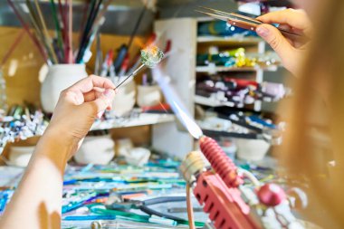 Glassworking studio, kopya alanı güzel el yapımı takı boncuk yaparken Gaz Meşalesi üzerinde cam şekillendirme eller, yakın çekim