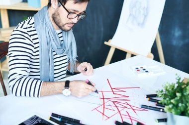 Sakallı adam bardaklarda renkli işaretleri ile modern sanat oluşturma kağıt üzerine çizim içerik. 