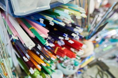 Renkli cam çubuklar raf modern glassworking Studio, kopya alanı iş istasyonu tarafından demet yakın çekim