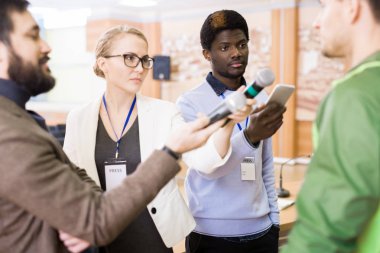 Basın toplantısı alma görüşmesinde soru sorma ve kayıt cihazları ve mikrofonlar teslim gazetecilerin grup