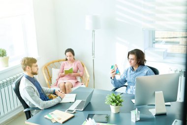 Renk kombinasyonu tartışmak ve Toplantı salonunun içinde tartışma sırasında yeni proje için seçtiğiniz dalgın genç yaratıcı tasarımcılar