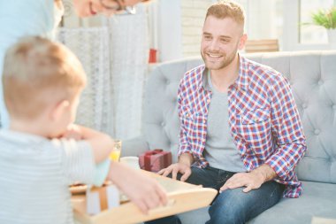 Severek kopya alanı sürpriz kahvaltı için babalar günü evde, onun ailesinin bakarak yakışıklı genç sıcak tonlu portresi