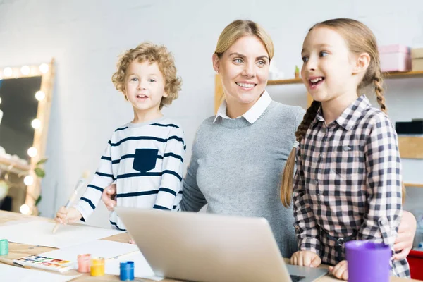 Bambino Ragazza Seduti Tavola Pittura Mentre Loro Madre Lavora Sul — Foto Stock