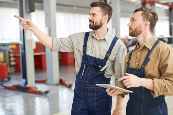 Ritratto Vita Due Moderni Meccanici Barbuti Che Attraversano Officina Puntano — Foto Stock