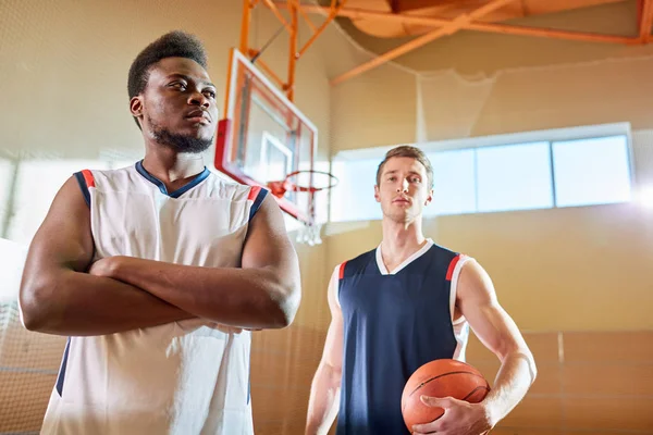 Dos Jugadores Baloncesto Positivos Pie Cancha Gimnasio Mirando Hacia Otro — Foto de Stock