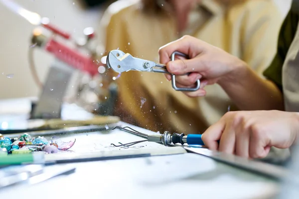 Närbild Oigenkännlig Kvinnliga Artist Att Bryta Glas Splittras Det Med — Stockfoto