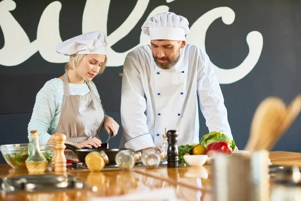 Chef Dirige Una Clase Magistral Está Enseñando Mujer Cocinar Diferentes — Foto de Stock