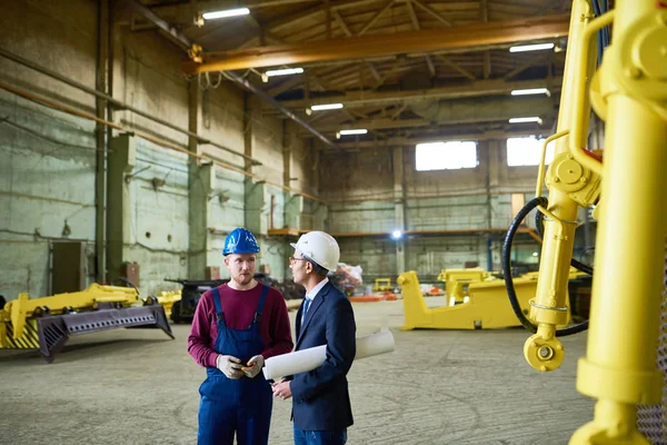 Waist Portrait Two Factory Workers Talking Each Other Standing Large — Stock Photo, Image