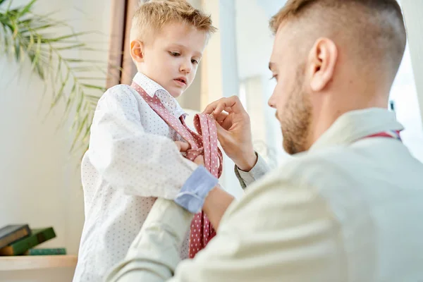 Porträt Eines Gutaussehenden Vaters Der Seinem Kleinen Sohn Hilft Krawatte — Stockfoto