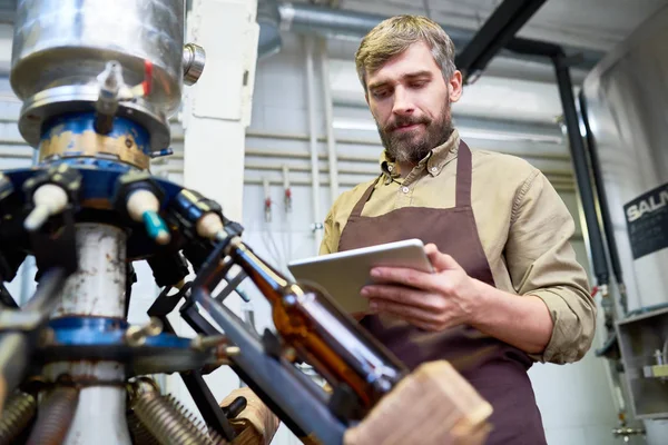 Retrato Técnico Meia Idade Com Barba Espessa Estudando Manual Operação — Fotografia de Stock