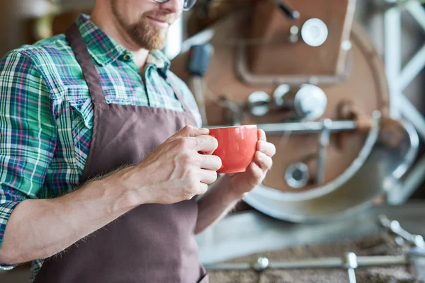 Retrato Sección Media Barista Irreconocible Sosteniendo Taza Café Mientras Posa — Foto de Stock