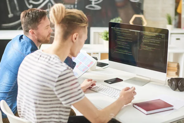 Porträt Von Zwei Modernen Jungen Männern Freizeitkleidung Die Schreibtisch Sitzen — Stockfoto