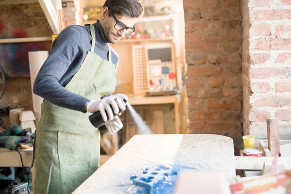 Porträtt Modern Snickare Spray Målning Trä Bit Medan Arbetar Snickeriverkstad — Stockfoto